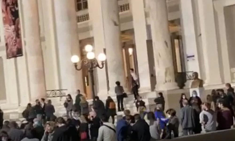 Τηλεφώνημα για βόμβα στο Δημοτικό θέατρο Πειραιά – Εκκενώθηκε ο χώρος